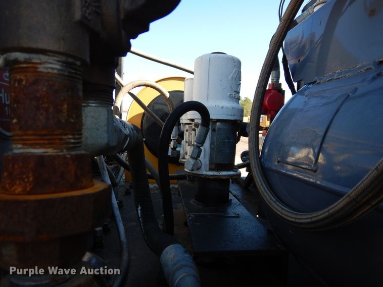 image for item DI8668 1993 International 4900  fuel / lube truck