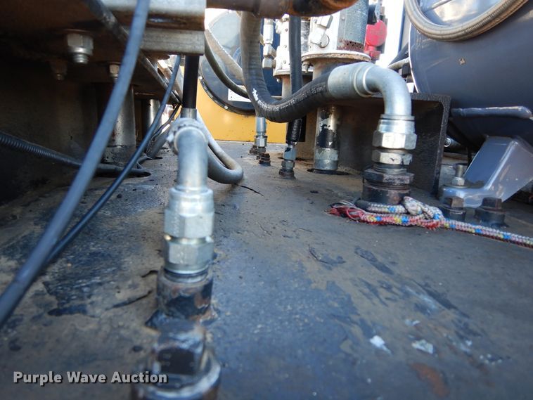 image for item DI8668 1993 International 4900  fuel / lube truck