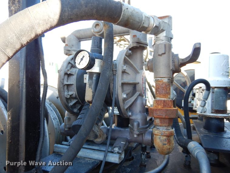 image for item DI8668 1993 International 4900  fuel / lube truck