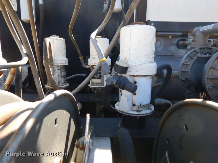 image for item DI8668 1993 International 4900  fuel / lube truck