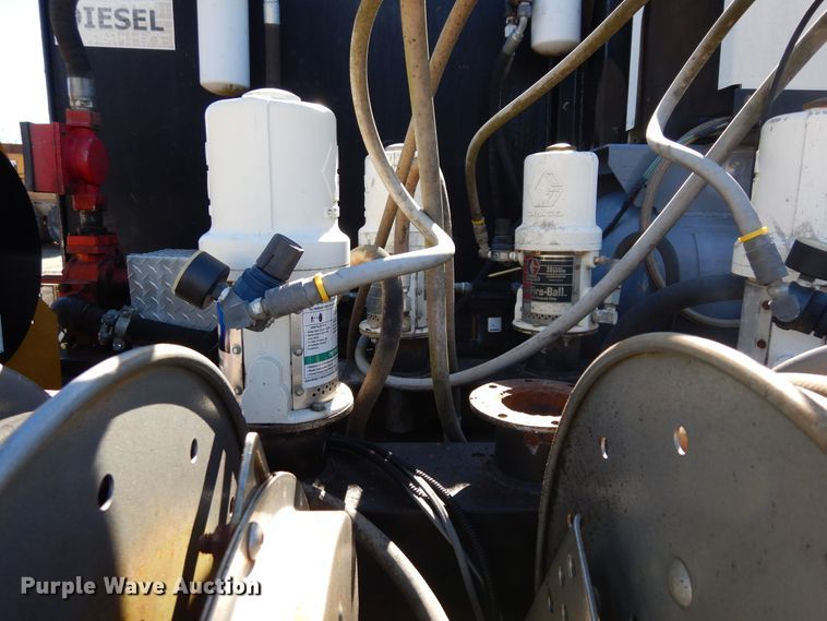 image for item DI8668 1993 International 4900  fuel / lube truck