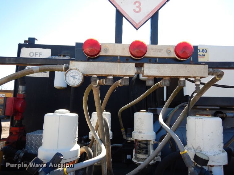 image for item DI8668 1993 International 4900  fuel / lube truck