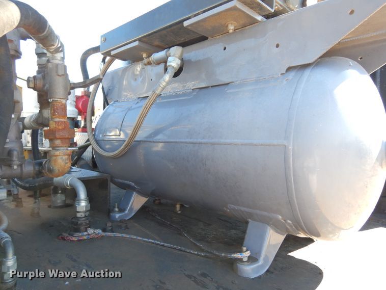 image for item DI8668 1993 International 4900  fuel / lube truck