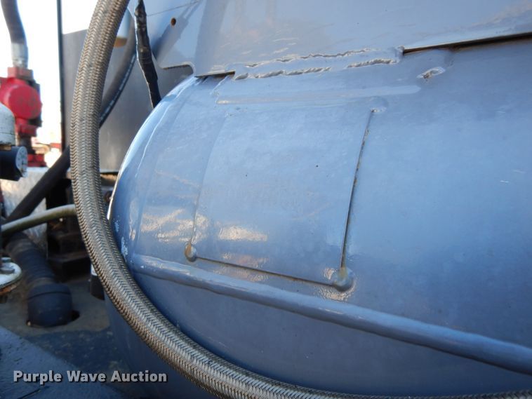 image for item DI8668 1993 International 4900  fuel / lube truck