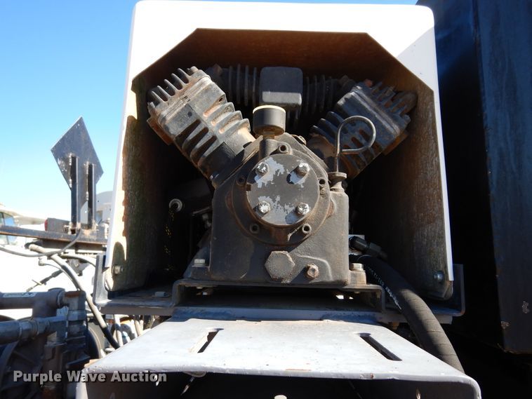 image for item DI8668 1993 International 4900  fuel / lube truck