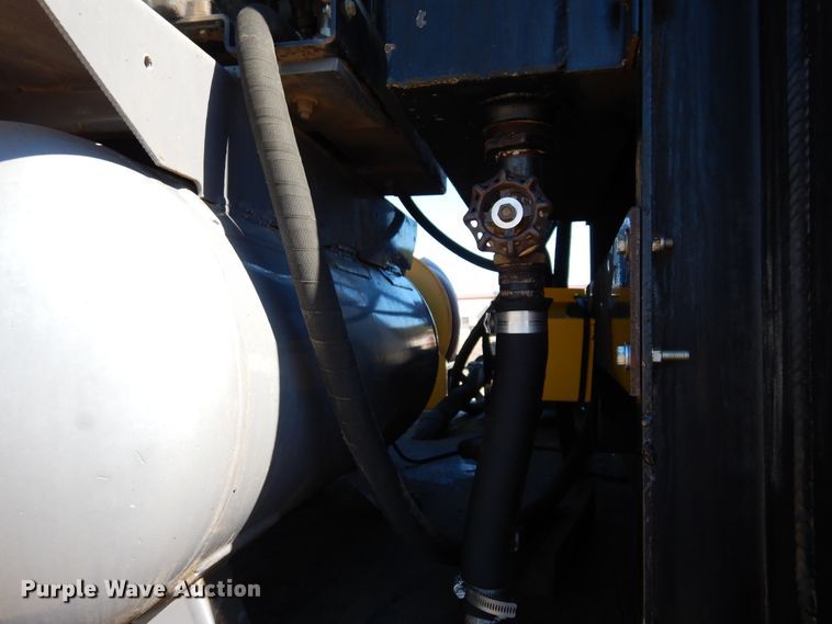 image for item DI8668 1993 International 4900  fuel / lube truck