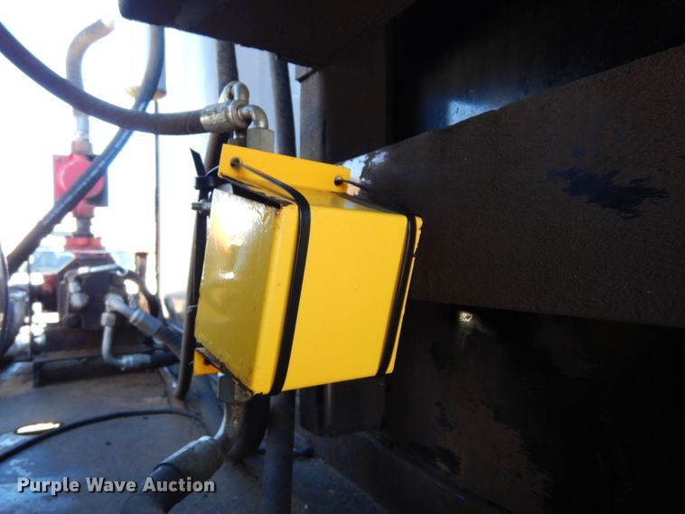 image for item DI8668 1993 International 4900  fuel / lube truck