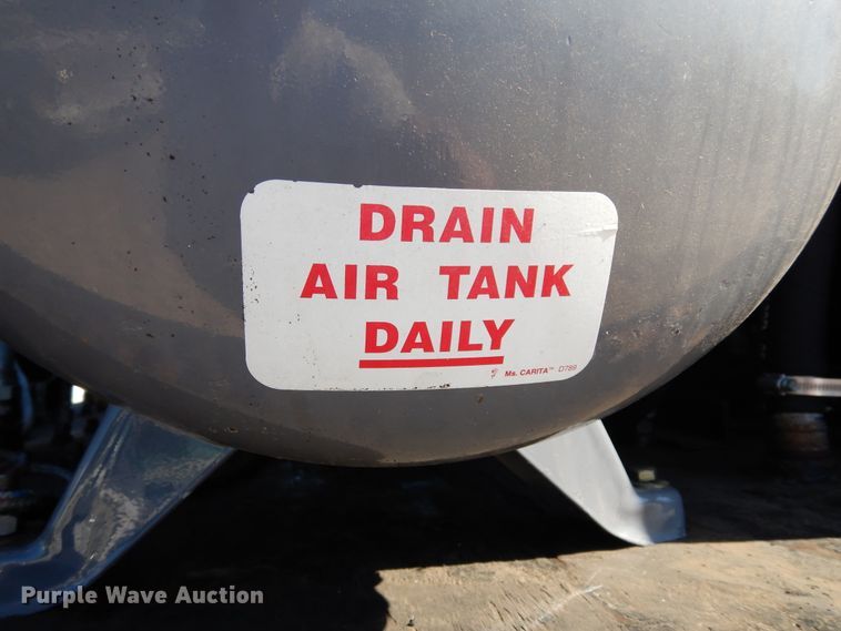 image for item DI8668 1993 International 4900  fuel / lube truck