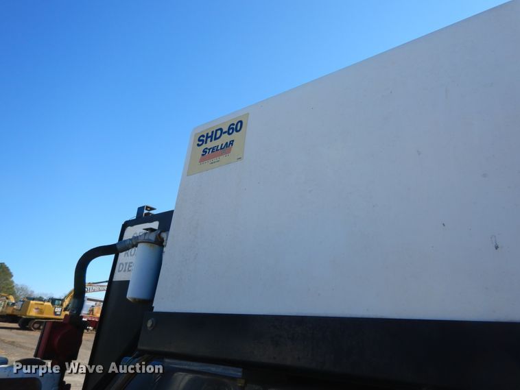 image for item DI8668 1993 International 4900  fuel / lube truck