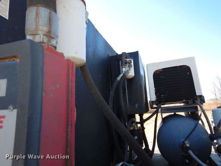 image for item DI8668 1993 International 4900  fuel / lube truck