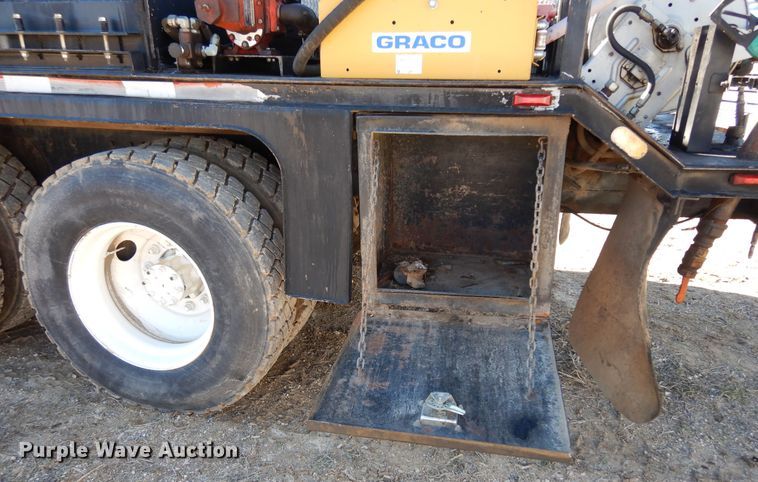 image for item DI8668 1993 International 4900  fuel / lube truck