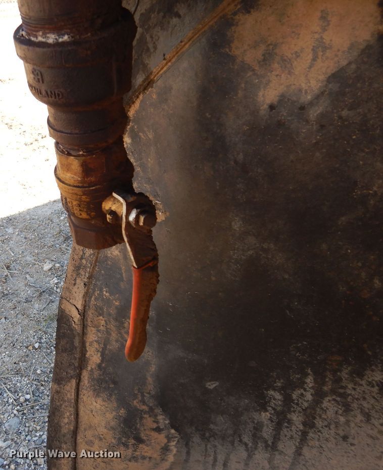 image for item DI8668 1993 International 4900  fuel / lube truck