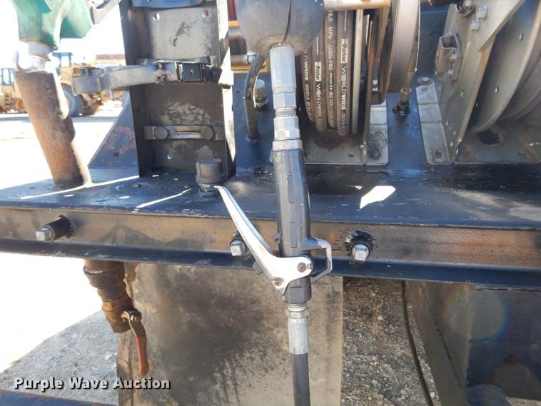 image for item DI8668 1993 International 4900  fuel / lube truck