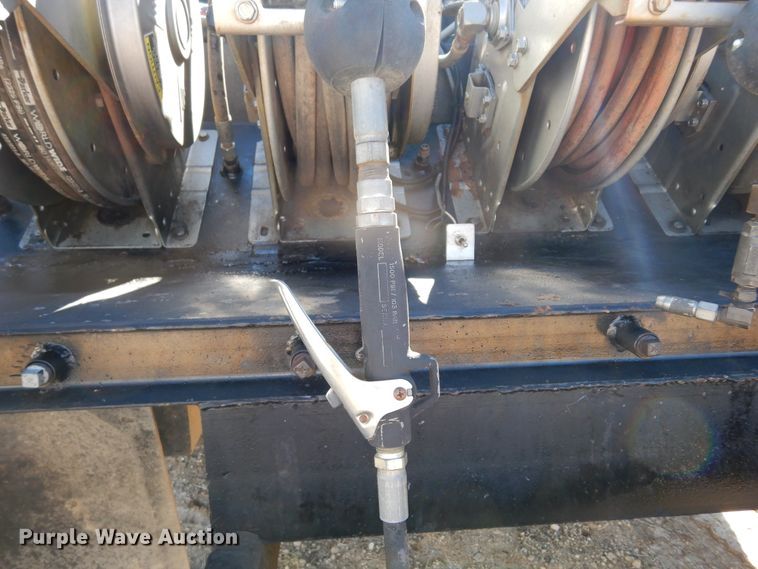 image for item DI8668 1993 International 4900  fuel / lube truck