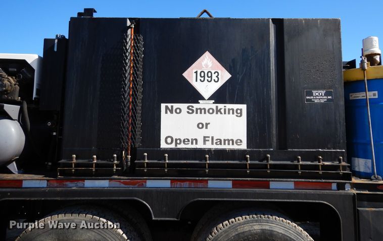 image for item DI8668 1993 International 4900  fuel / lube truck