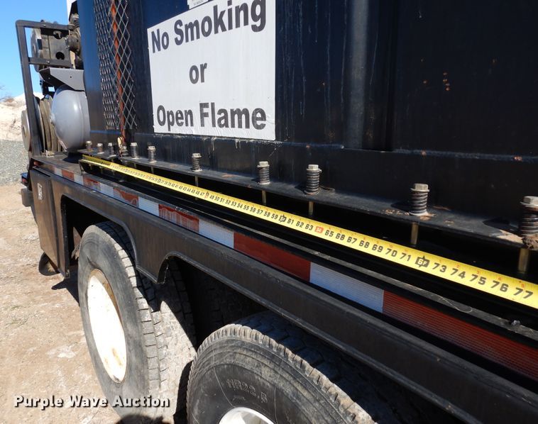 image for item DI8668 1993 International 4900  fuel / lube truck