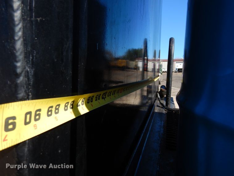 image for item DI8668 1993 International 4900  fuel / lube truck