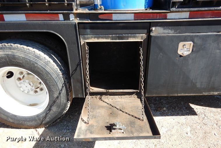 image for item DI8668 1993 International 4900  fuel / lube truck