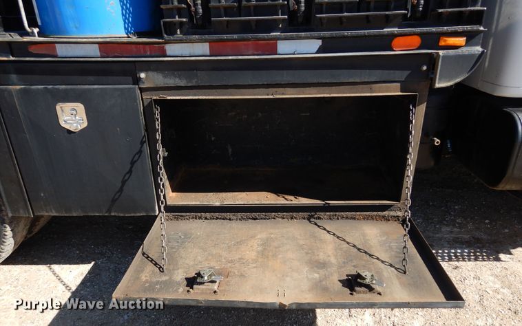 image for item DI8668 1993 International 4900  fuel / lube truck