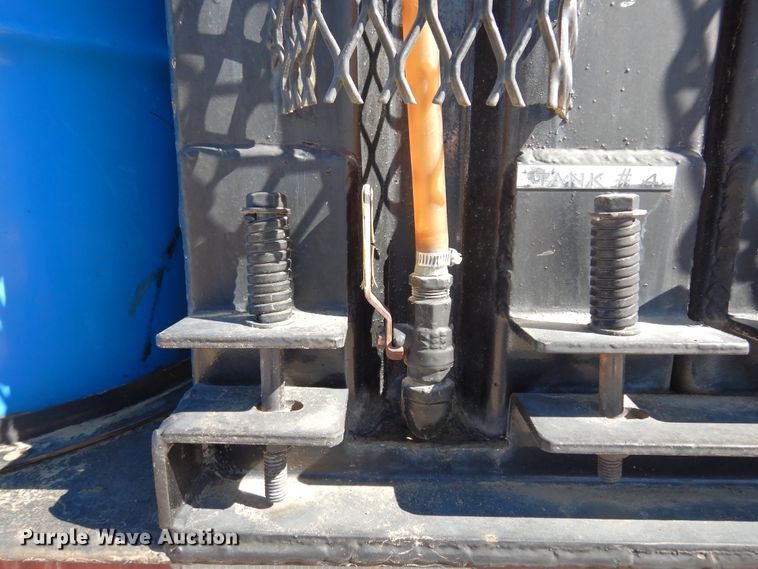 image for item DI8668 1993 International 4900  fuel / lube truck