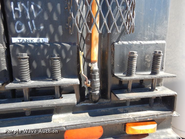 image for item DI8668 1993 International 4900  fuel / lube truck