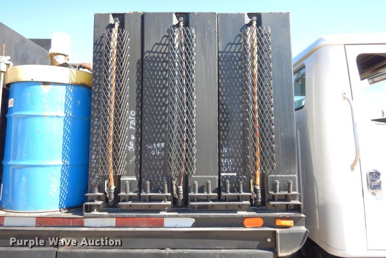 image for item DI8668 1993 International 4900  fuel / lube truck