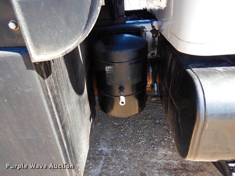 image for item DI8668 1993 International 4900  fuel / lube truck