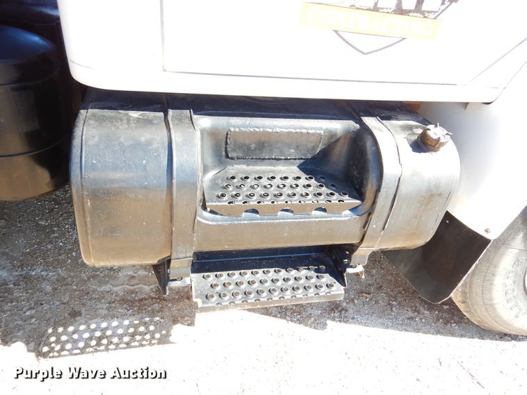 image for item DI8668 1993 International 4900  fuel / lube truck