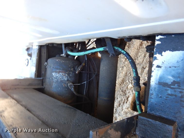 image for item DI8668 1993 International 4900  fuel / lube truck