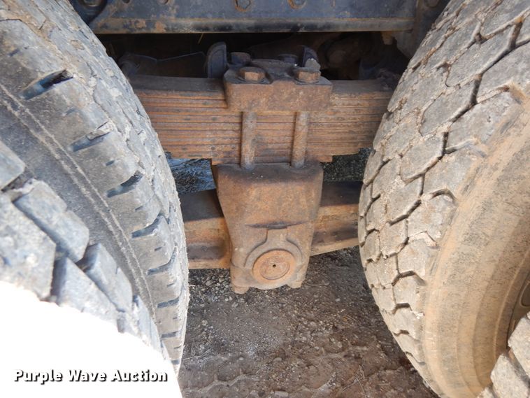 image for item DI8668 1993 International 4900  fuel / lube truck