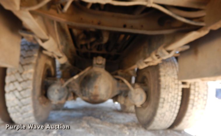 image for item DI8668 1993 International 4900  fuel / lube truck