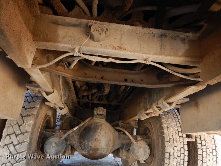 image for item DI8668 1993 International 4900  fuel / lube truck