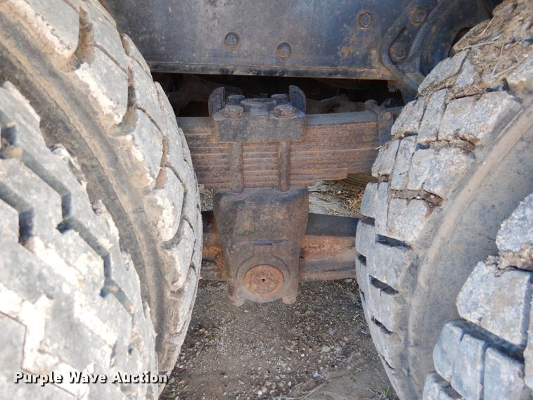 image for item DI8668 1993 International 4900  fuel / lube truck