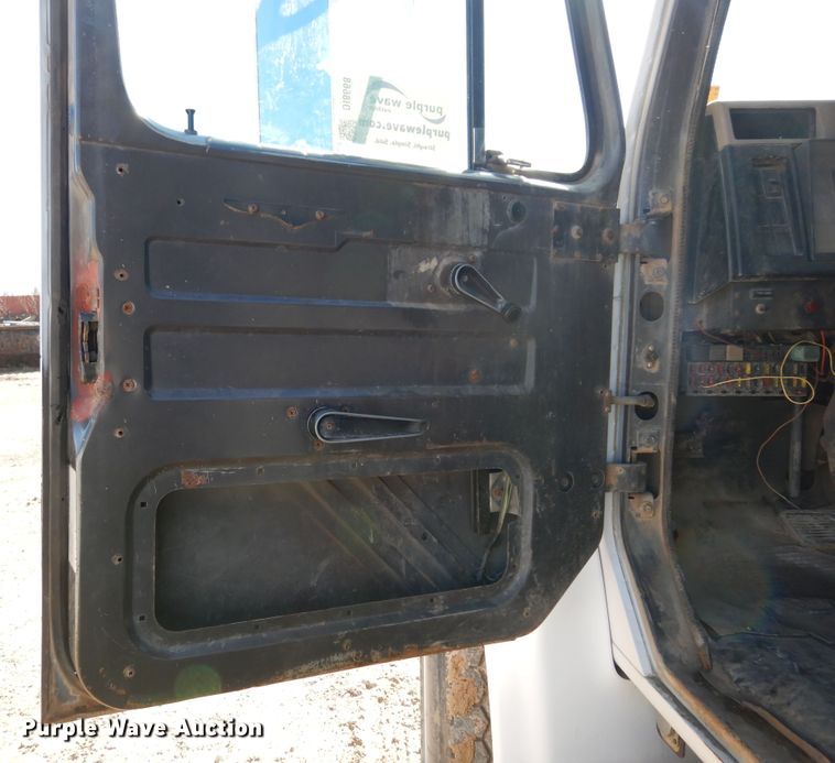 image for item DI8668 1993 International 4900  fuel / lube truck