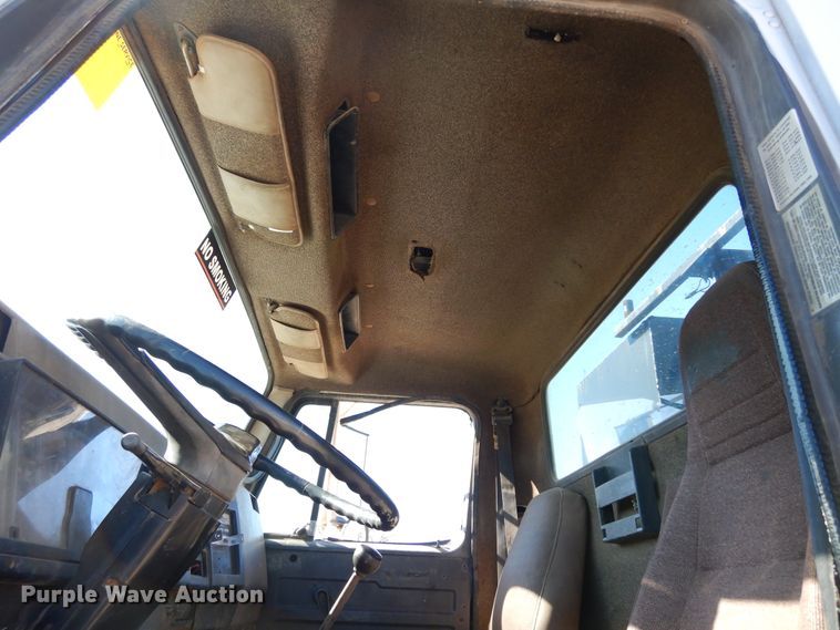 image for item DI8668 1993 International 4900  fuel / lube truck