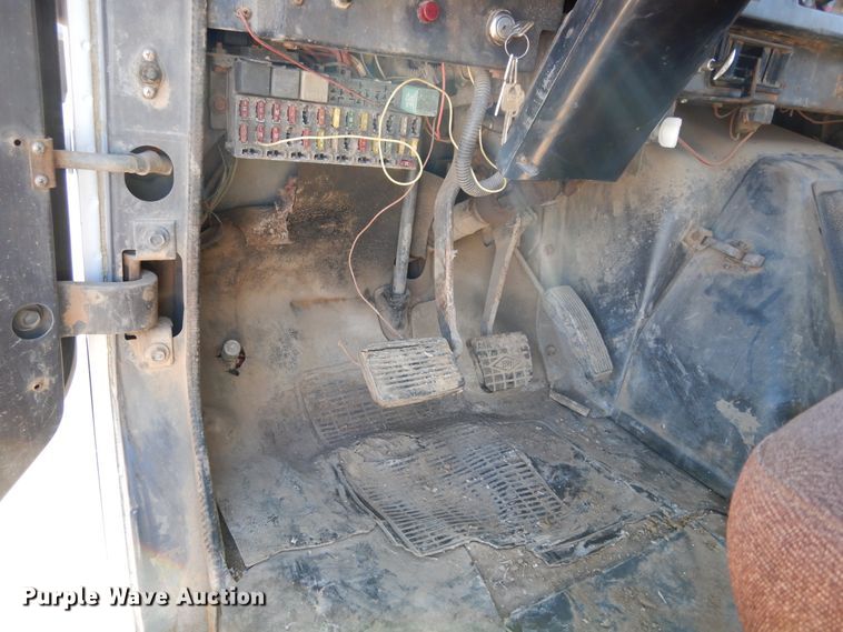 image for item DI8668 1993 International 4900  fuel / lube truck