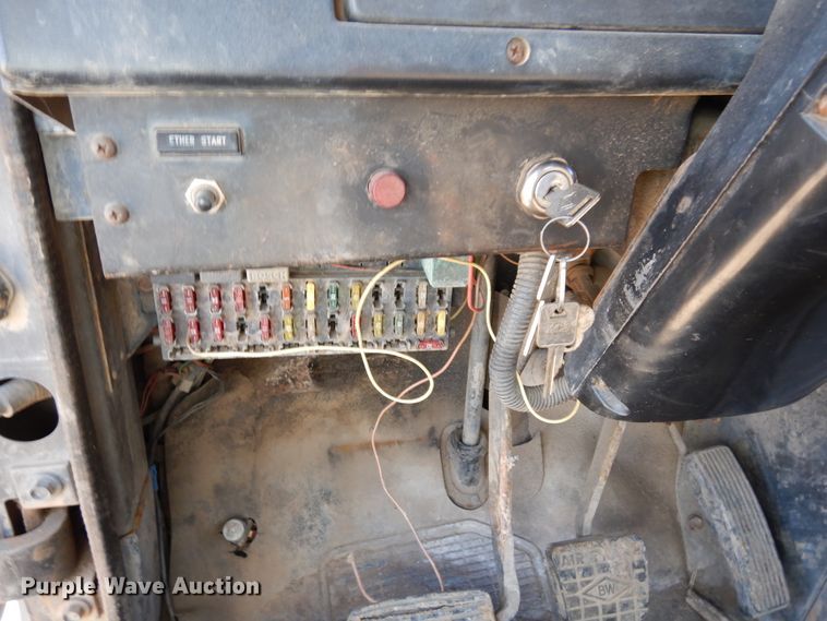 image for item DI8668 1993 International 4900  fuel / lube truck