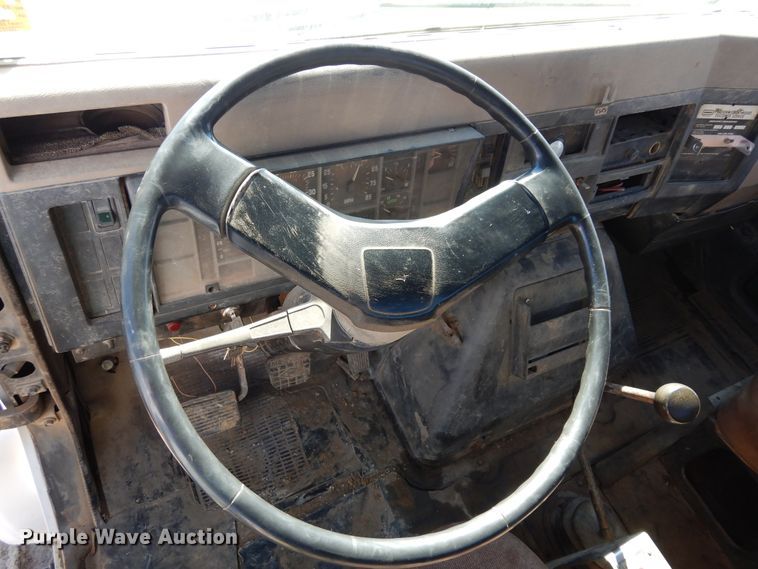 image for item DI8668 1993 International 4900  fuel / lube truck