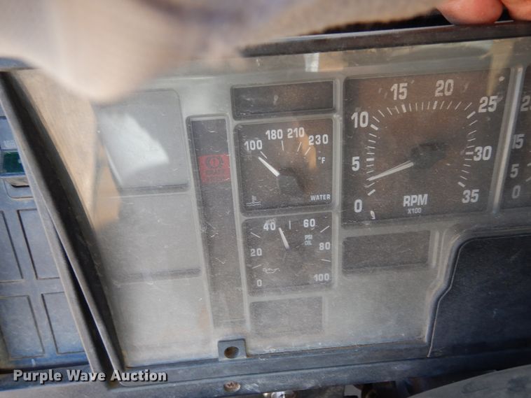 image for item DI8668 1993 International 4900  fuel / lube truck