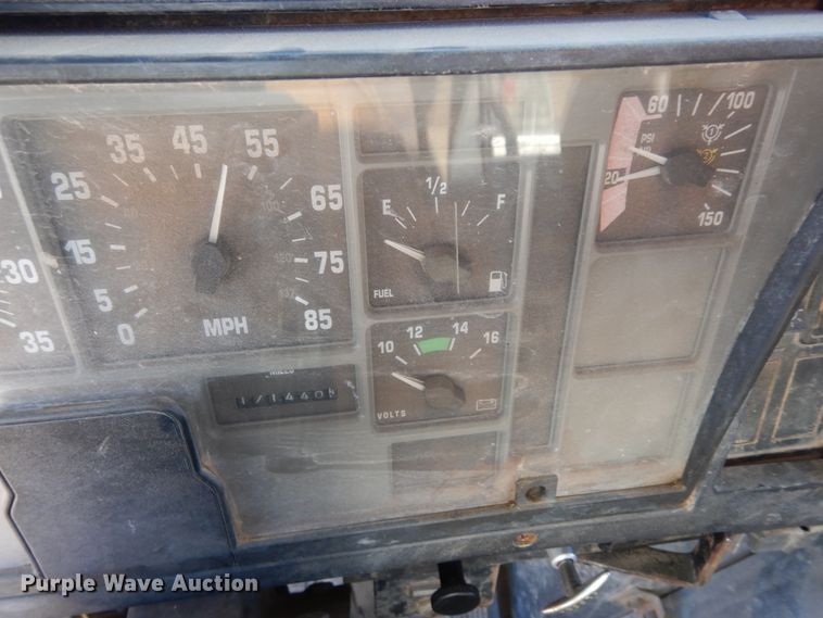 image for item DI8668 1993 International 4900  fuel / lube truck