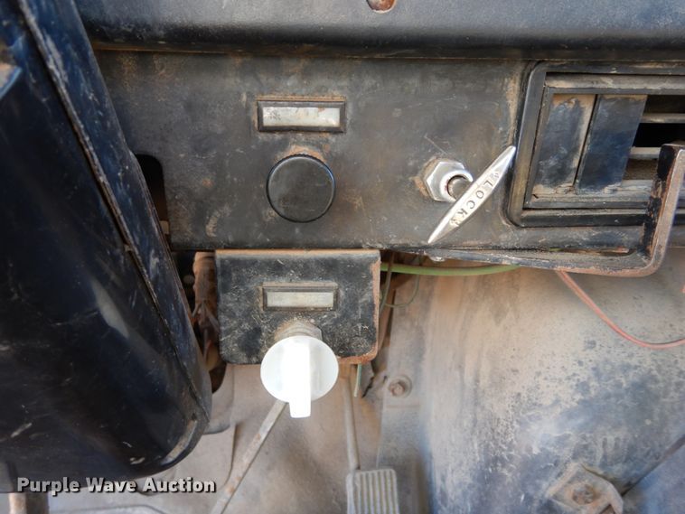 image for item DI8668 1993 International 4900  fuel / lube truck