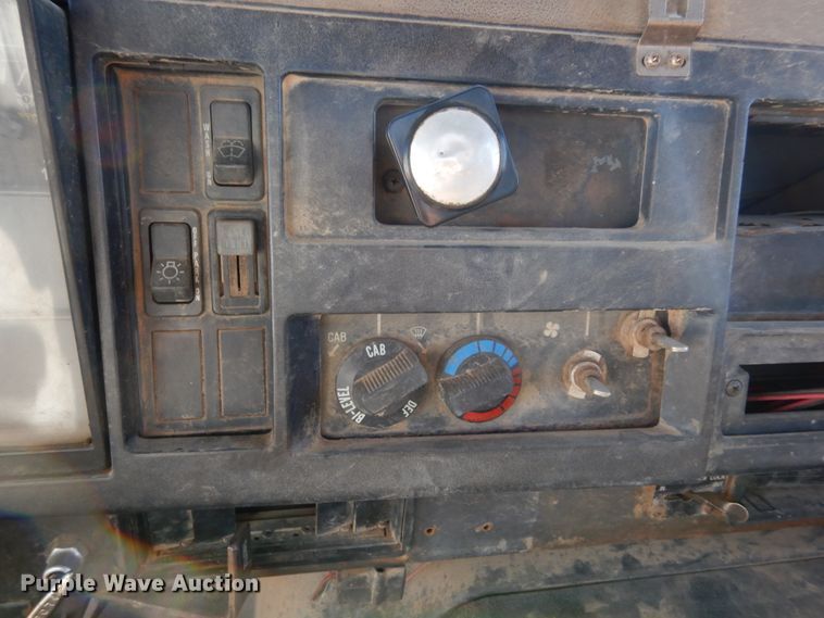 image for item DI8668 1993 International 4900  fuel / lube truck