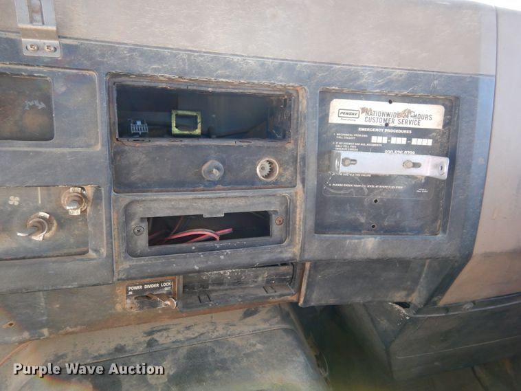 image for item DI8668 1993 International 4900  fuel / lube truck