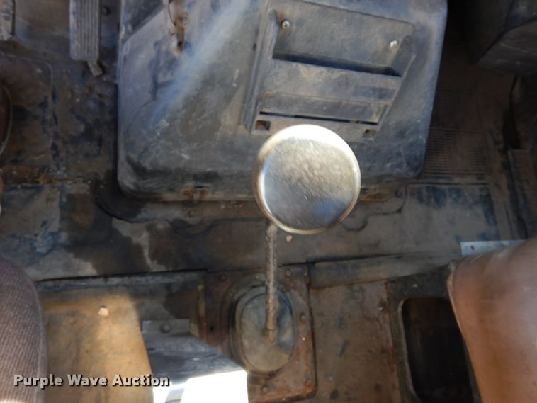 image for item DI8668 1993 International 4900  fuel / lube truck