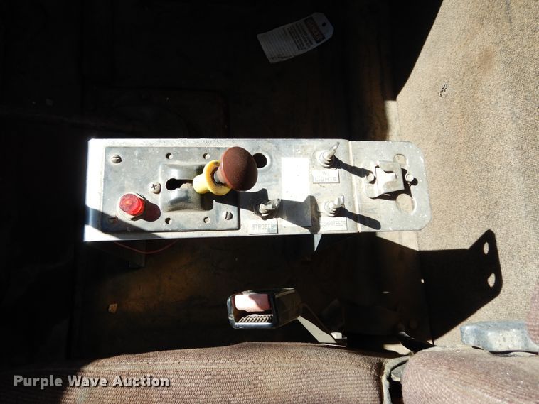 image for item DI8668 1993 International 4900  fuel / lube truck