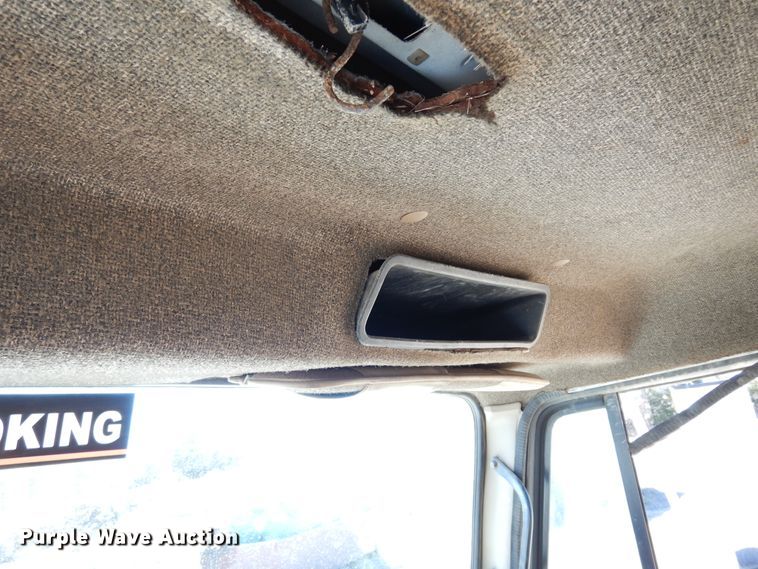 image for item DI8668 1993 International 4900  fuel / lube truck