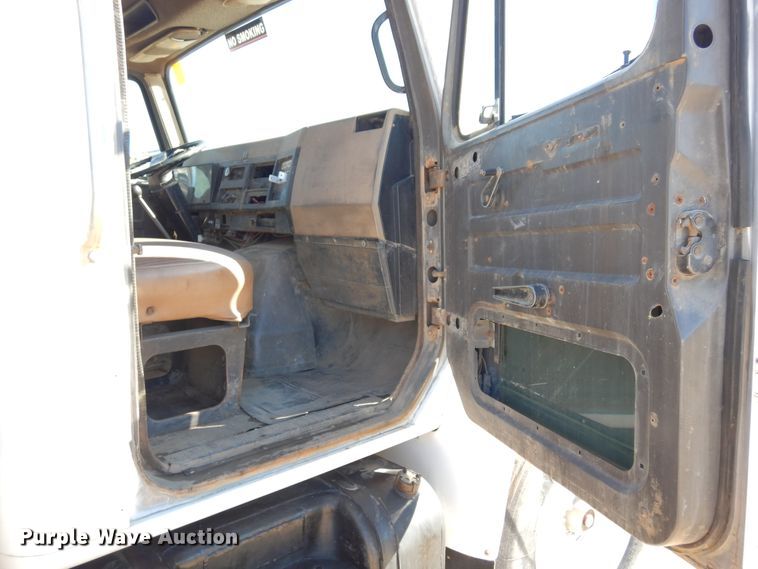 image for item DI8668 1993 International 4900  fuel / lube truck