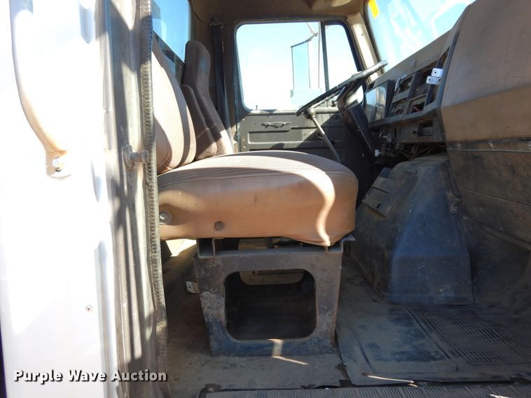 image for item DI8668 1993 International 4900  fuel / lube truck