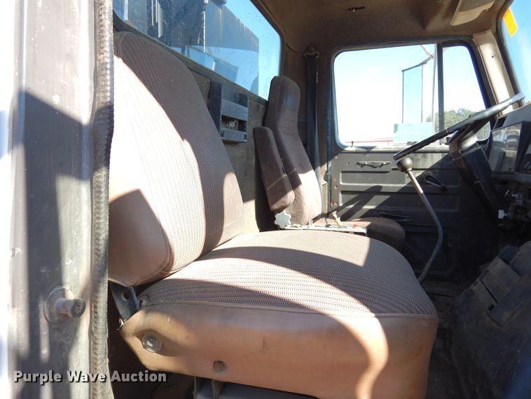 image for item DI8668 1993 International 4900  fuel / lube truck