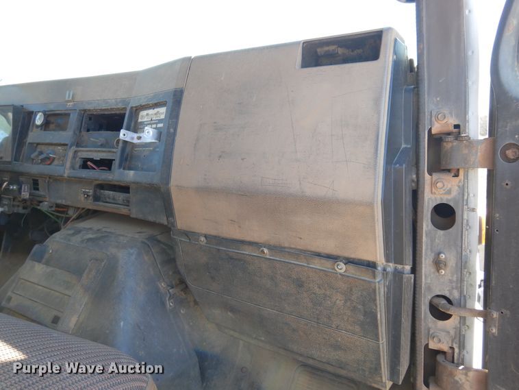 image for item DI8668 1993 International 4900  fuel / lube truck